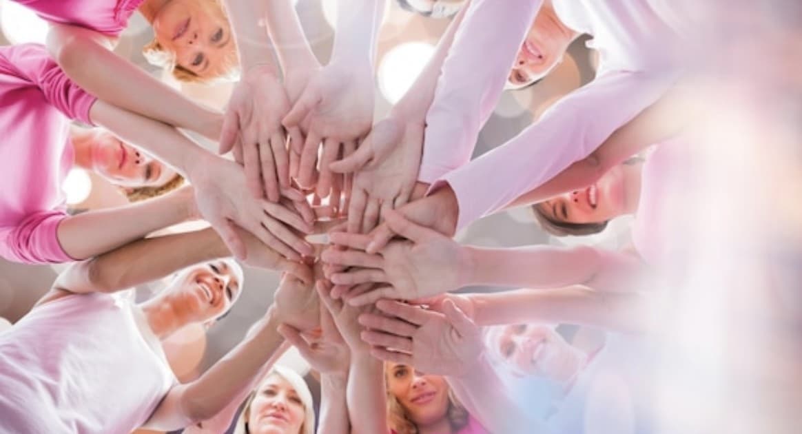 Groupe de personnes unissant leurs mains en signe de communauté