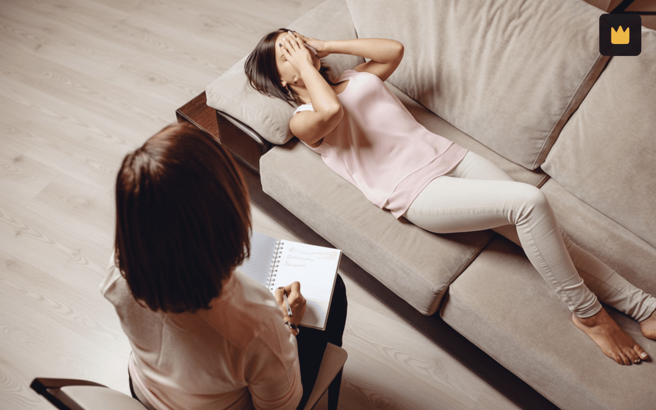 Scène de thérapie montrant une personne allongée sur un canapé